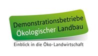 Logo mit Text Demonstrationsbetriebe Ökologischer Landbau auf grünen Hintergrund